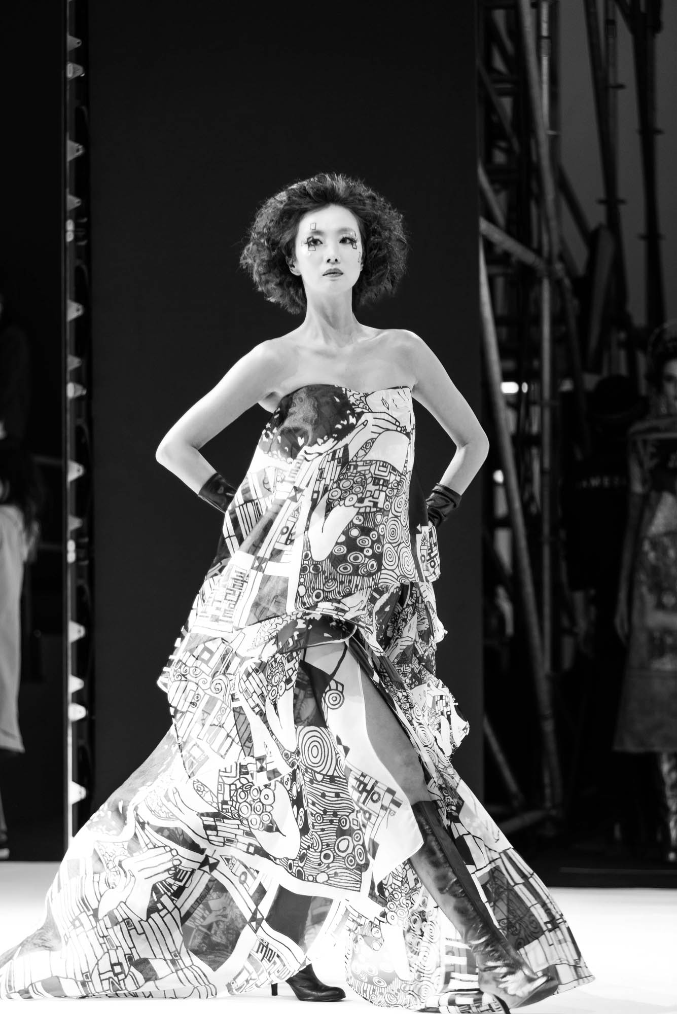 Lie-Sangbong-x-Gustav-Klimt_Seoul-Fashion-Week-SS23_C.JakobKotzmuth_024